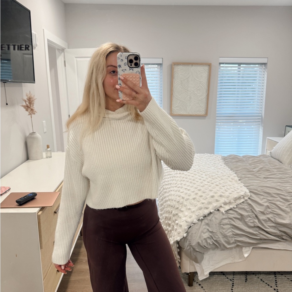 H&M cream sweater M